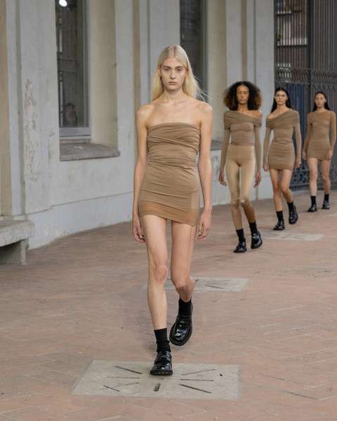 Onitsuka Tiger Spring Summer Yellow Collection 2025 di Milan Fashion Week. Foto: Onitsuka Tiger