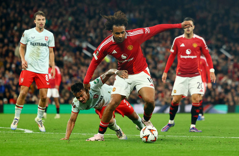 Duel Mees Hilgers dengan Joshua Zirkzee usai laga Manchester United (MU) vs FC Twente dalam matchday pertama Liga Europa 2024/25 di Stadion Old Trafford, Kamis (26/9) dini hari WIB. Foto: REUTERS/Molly Darlington