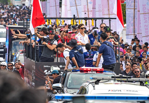 Sejumlah pembalap MotoGP menyapa warga saat mengikuti parade pembalap MotoGP di Jalan Udayana, Mataram, NTB, Rabu (25/9/2024). Foto: Ahmad Subaidi/ANTARA FOTO
