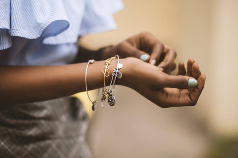 Ilustrasi Model Gelang Emas yang Lagi Trend. Foto: Pexels