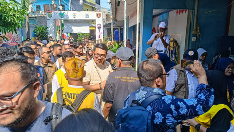 Calon Gubernur Jakarta Ridwan Kamil berbincang dengan warga saat blusukan di Pancoran, Jakarta, Kamis (26/9/2024). Foto: Thomas Bosco/kumparan