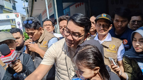 Calon Gubernur Jakarta Ridwan Kamil berswafoto dengan warga saat blusukan di Pancoran, Jakarta, Kamis (26/9/2024). Foto: Thomas Bosco/kumparan