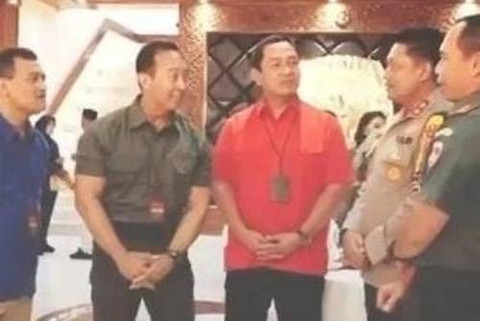 Kapolda Jateng Irjen Pol Ribut Hari Wibowo dan Calon Gubernur Jateng Andika Perkasa bercengkrama di ruang transit KPU Jateng. Foto: Instagram/@polreskaranganyar