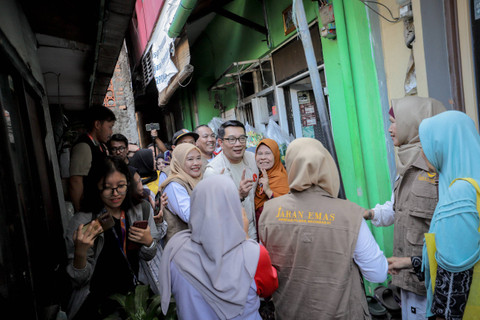 Calon Gubernur Jakarta Ridwan Kamil menyapa warga saat blusukan ke pemukiman di Pancoran, Jakarta Selatan, Kamis (26/9/2024). Foto: Jamal Ramadhan/kumparan