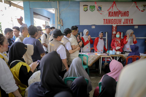 Calon Gubernur Jakarta Ridwan Kamil menyapa warga saat blusukan ke pemukiman di Pancoran, Jakarta Selatan, Kamis (26/9/2024). Foto: Jamal Ramadhan/kumparan