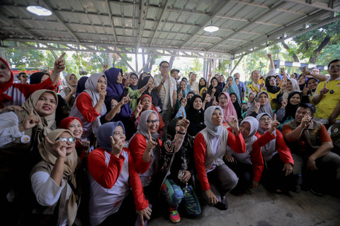 Calon Gubernur Jakarta Ridwan Kamil menyapa warga saat blusukan ke pemukiman di Pancoran, Jakarta Selatan, Kamis (26/9/2024). Foto: Jamal Ramadhan/kumparan