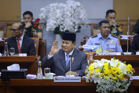 Menteri Pertahanan yang juga Presiden terpilih Prabowo Subianto memberi salam saat mengikuti rapat kerja dengan Komisi I DPR di Kompleks Parlemen, Senayan, Jakarta, Rabu (25/9/2024). Foto: Dhemas Reviyanto/ANTARA FOTO