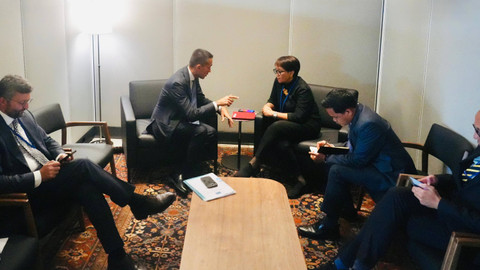 Menteri Luar Negeri Indonesia Retno L.P. Marsudi berbincang dengan Perwakilan Khusus Uni Eropa untuk Kawasan Teluk Luigi Di Maio. Foto: Dok. Kemlu RI