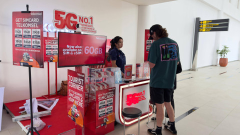 Telkomsel menyediakan sejumlah booth di sekitar kawasan, termasuk di bandara, jalur utama bandara hingga Mandalika, sisi luar sirkuit, serta ITDC Mandalika. Foto: Telkomsel