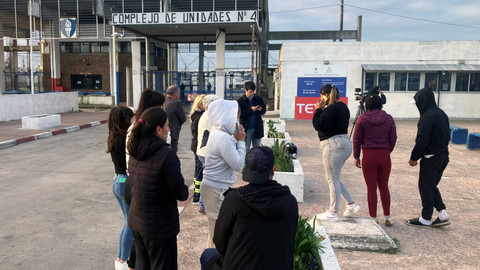 Kerabat para narapidana menunggu kabar tentang orang yang mereka cintai di pintu masuk lembaga pemasyarakatan Santiago Vazquez di pinggiran Montevideo pada tanggal 25 September 2024.  Foto: Valeria PACHECO/AFP