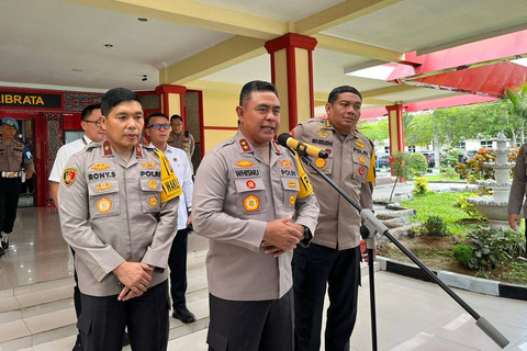 Kapolda Sumut Irjen Pol Whisnu Hermawan Februanto usai rapat membahas maraknya begal dan geng motor di Polda Sumut, Kamis (26/9/2024). Foto: Tri Vosa/kumparan