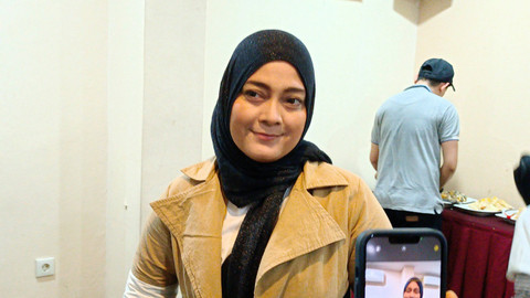 Artis Dean Desvi Saat Konferensi Pers di Kawasan Menteng, Jakarta Pusat. Foto: Aprilandika Pratama/kumparan