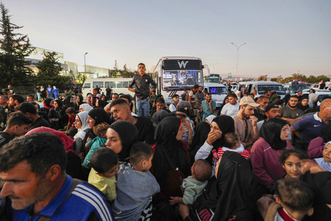 Warga Suriah yang melarikan diri dari perang di Lebanon, tiba di perbatasan Suriah-Lebanon di Jdeidet Yabous, Suriah, Rabu, 25 September 2024. Foto: AP Photo/Omar Sanadiki