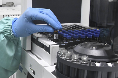 Petugas menata botol saat proses pembuatan obat di Laboratorium KBIC, Pulogadung, Jakarta Timur, Kamis (26/9/2024). Foto: Fakhri Hermansyah/ANTARA FOTO