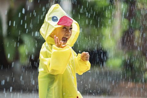 Ilustrasi Anak Bermain Hujan. Foto: TORWAISTUDIO/Shutterstock