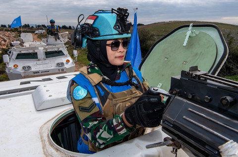 Pasukan penjaga perdamaian UNIFIL dari Indonesia (TNI) sedang berpatroli  di sepanjang Garis Biru di sekitar El Odeisse, Lebanon selatan. 16 Februari 2023.  Foto: Pasqual Gorriz (UNIFIL)