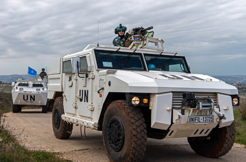 Pasukan penjaga perdamaian UNIFIL dari Indonesia sedang berpatroli di sepanjang Garis Biru di sekitar El Odeisse, Lebanon selatan. 16 Februari 2023. Pasqual Gorriz (UNIFIL) Foto: Pasqual Gorriz (UNIFIL)