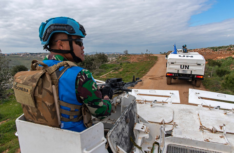 Pasukan penjaga perdamaian UNIFIL dari Indonesia sedang berpatroli di sepanjang Garis Biru di sekitar El Odeisse, Lebanon selatan. 16 Februari 2023. Pasqual Gorriz (UNIFIL) Foto: Pasqual Gorriz (UNIFIL)
