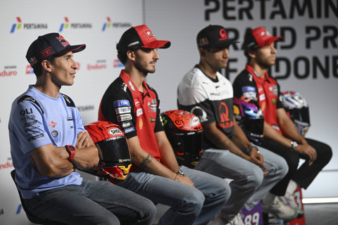 Pembalap Jorge Martin dengan Marc Marquez,  Francesco Bagnaia, dan Enea Bastianini saat mengikuti sesi konferensi pers menjelang MotoGP Mandalika di Pertamina Mandalika International Street Circuit, Lombok Tengah, Kamis (26/9/2024). Foto: Akbar Nugroho Gumay/ANTARA FOTO