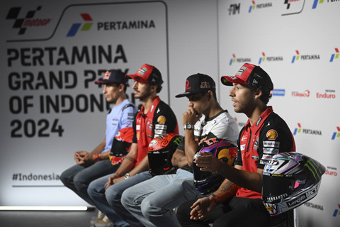 Pembalap Jorge Martin dengan Marc Marquez,  Francesco Bagnaia, dan Enea Bastianini saat mengikuti sesi konferensi pers menjelang MotoGP Mandalika di Pertamina Mandalika International Street Circuit, Lombok Tengah, Kamis (26/9/2024). Foto: Akbar Nugroho Gumay/ANTARA FOTO