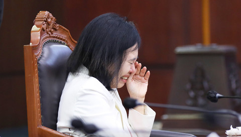 Pemohon gugatan Pasal 330 ayat (1) KUHP menangis dalam sidang putusan di MK, Kamis (26/9/2024). Foto: Dok. MKRI