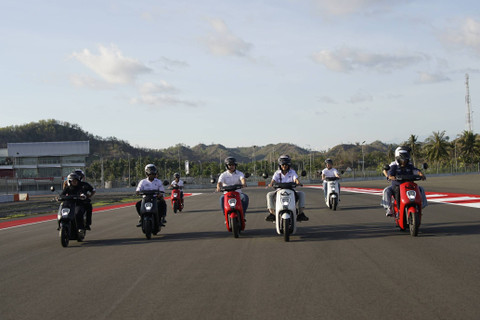 PT Astra Honda Motor (AHM) kerahkan motor listrik Honda EM1 e: dukung ofisial Repsol Honda Team (RHT) selama MotoGP Mandalika 2024. Foto: AHM