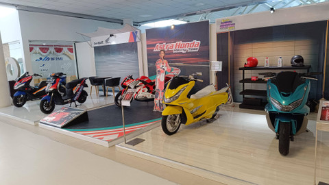 PT Astra Honda Motor (AHM) kerahkan motor listrik Honda EM1 e: dan PCX160 dukung ofisial Repsol Honda Team (RHT) selama MotoGP Mandalika 2024. Foto: AHM