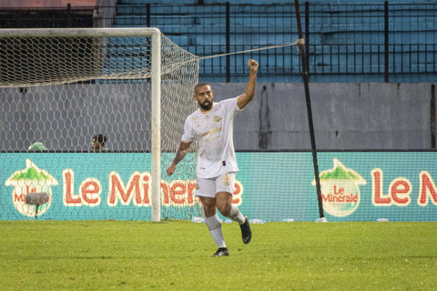 Pesepak Arema FC Dalberto melakukan selebrasi seusai mencetak gol ke gawang PSIS Semarang dalam pertandingan BRI Liga 1 di Stadion Moch Soebroto, Magelang, Jawa Tengah, Kamis (26/9/2024). Foto: Aji Styawan/ANTARA FOTO 