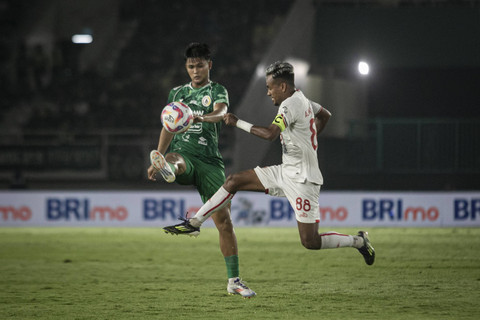 Pemain PSS Sleman Hokky Caraka Bintang Brilliant (kiri) berebut bola dengan pemain Malut United FC Muhammad Alwi Slamat (kanan) pada pertandingan BRI Liga I 2024/2025 di Stadion Manahan, Solo, Jawa Tengah, Kamis (26/9/2024). Foto: Mohammad Ayudha/ANTARA FOTO