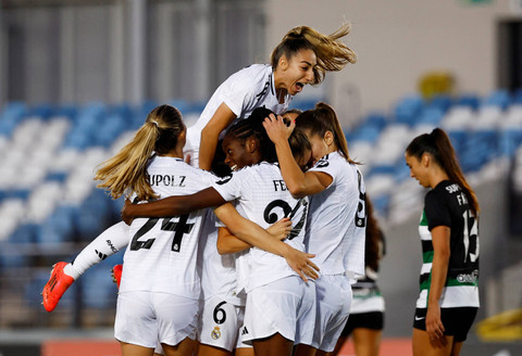 Sejumlah pemain Real Madrid wanita berselebrasi usai mencetak gol ke gawang Sporting Lisbon pada pertandingan Leg kedua ronde kedua Liga Champions Wanita di Stadion Estadio Alfredo Di Stefano, Madrid, Spanyol, Kamis (26/9/2024). Foto: Susana Vera/REUTERS 