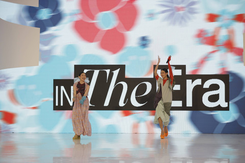 Tities Sapoetra x Make Over menyajikan fashion show bertajuk "In The Era" di Fashion Nation Senayan City. Foto: Tities Sapoetra