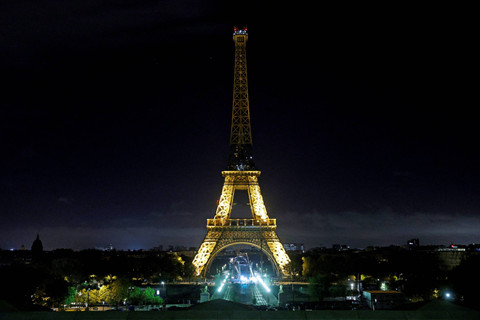 Foto Udara suasana Menara Eiffel setelah tidak terpasang cincin Olimpiade di Paris, Prancis, Jumat (27/9/2024). Foto: GEOFFROY VAN DER HASSELT/AFP