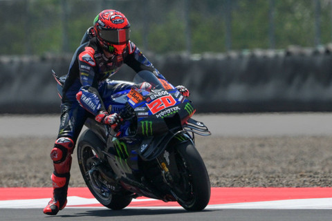 Pembalap Monster Energy Yamaha MotoGP Fabio Quartararo memacu sepeda motornya saat sesi latihan bebas MotoGP Mandalika di Pertamina Mandalika International Street Circuit, Lombok, NTB, Jumat (27/9/2024). Foto: Bay Ismoyo/AFP