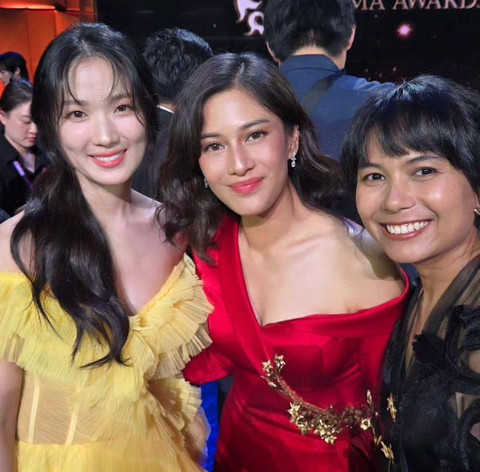 Dian Sastro (tengah) dan Kamila Andini (kanan) berfoto dengan aktris Korsel Kim Hye Yoon di Seoul International Drama Awards. Foto: Instagram/therealdisastr
