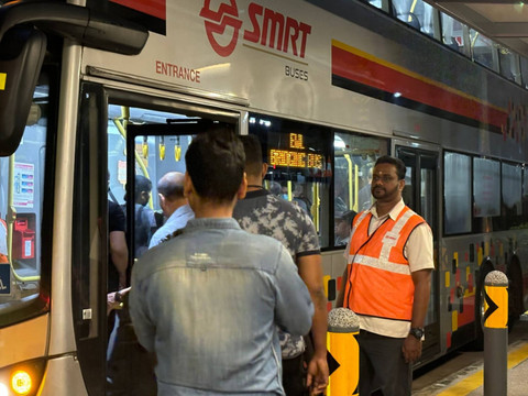 Penumpang diangkut dengan bus akibat gangguan MRT di Singapura, Kamis (26/9/2024).  Foto: Dok smrt.com.sg
