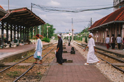 Ilustrasi Jelaskan pengertian bahwa Allah Maha Pemberi, sumber gambar: unsplash/Kowit Potisan