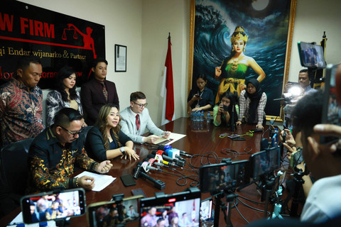 Arts Chikita Meidy memberikan keterangan pers terkait pelaporan pencemaran nama baik di kawasan Ampera, Jakarta, Jumat, 27/9/2024). Foto: Agus Apriyanto