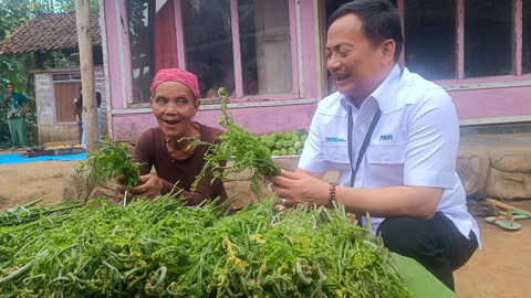 Direktur Utama PNM, Arief Mulyadi bersama Sa'adi. Foto: Ave Airiza Gunanto/kumparan
