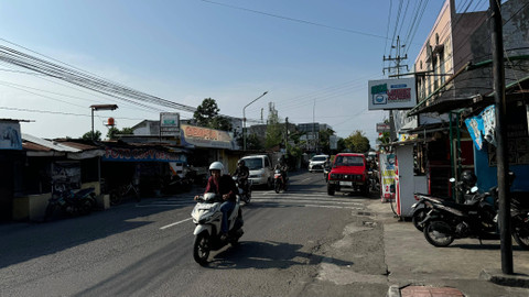 Sejumlah pengguna jalan saat melintasi pita penggaduh di Jl Letjen Suprapto Jogja, Jumat (27/9). Foto: Widi RH Pradana/Pandangan Jogja
