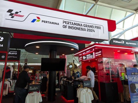 Suasana official merchandise Pertamina Grand Prix of Indonesia 2024 di Bandara Internasional Lombok 27 September 2024. Foto: Rizki Baiquni Pratama/kumparan