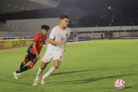 Pemain Timnas U-20 Indonesia Jens Raven (9) berlaga melawan Pemain Timnas U-20 Timor Leste pada pertandingan Kualifikasi AFC U-20 Asian Cup di Stadion Madya, Jakarta, Jumat (27/9/2024). Foto: Jamal Ramadhan/kumparan