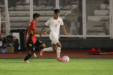 Pemain Timnas U-20 Indonesia M Riski Afrisal (11) beraksi dengan Pemain Timnas U-20 Timor Leste Joaozinho Cristiano Amaral (2) pada pertandingan Kualifikasi AFC U-20 Asian Cup di Stadion Madya, Jakarta, Jumat (27/9/2024). Foto: Jamal Ramadhan/kumparan