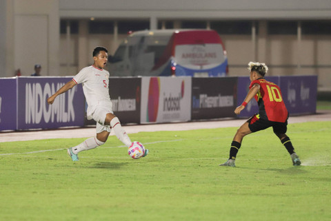 Pemain Timnas U-20 Indonesia Muhammad Alfharezzi Buffon (5) beraksi dengan Pemain Timnas U-20 Timor Leste Alexandro Bahkito Lemos (10) pada pertandingan Kualifikasi AFC U-20 Asian Cup di Stadion Madya, Jakarta, Jumat (27/9/2024). Foto: Jamal Ramadhan/kumparan