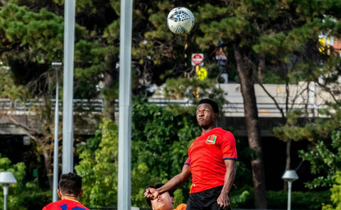 Ilustrasi gerakan kepala yang benar saat melakukan teknik dasar menyundul bola adalah - Sumber: pexels.com/@philip-hevron-7159473/