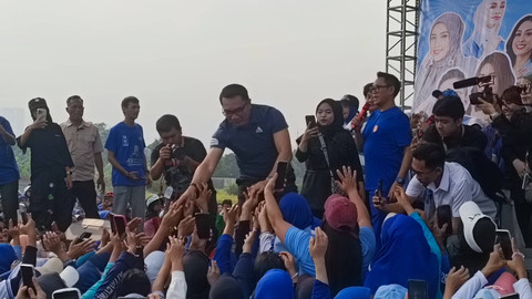 Calon Gubernur Jakarta Ridwan Kamil senam pagi bersama-sama ibu-ibu yang diselenggarakan PAN di Waduk Aseni, Jakarta Barat, Sabtu (28/9/2024). Foto: Thomas Bosco/kumparan
