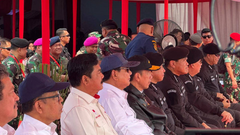 Presiden Jokowi bersama presiden terpilih sekaligus Menteri Pertahanan Prabowo Subianto menyaksikan sailing pass TNI AL dari atas KRI dr. Radjiman Wedyodiningrat di Laut Jakarta, Sabtu (28/9/2024).  Foto: Luthfi Humam/kumparan