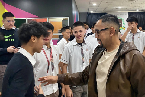 Sahroni kunjungi SMA Binus Simprug. Foto: Dok. Istimewa