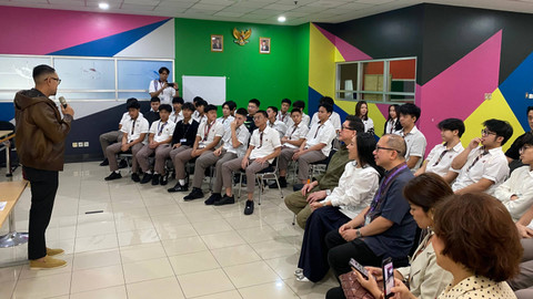 Sahroni kunjungi SMA Binus Simprug. Foto: Dok. Istimewa