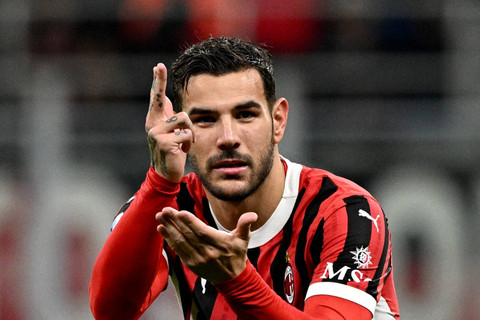 Pemain AC Milan Theo Hernandez berselebrasi usai mencetak gol ke gawang Lecce pada pertandingan Serie A di Stadion San Siro, Milan, Italia, Jumat (29/9/2024).  Foto: Gabriel Bouys/AFP