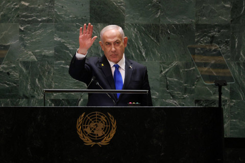 Perdana Menteri Israel Benjamin Netanyahu melambaikan tangan saat berbicara dalam Sidang Majelis Umum PBB ke-79 di markas besar PBB di New York City pada 27 September 2024. Foto: Charly Triballeau/AFP